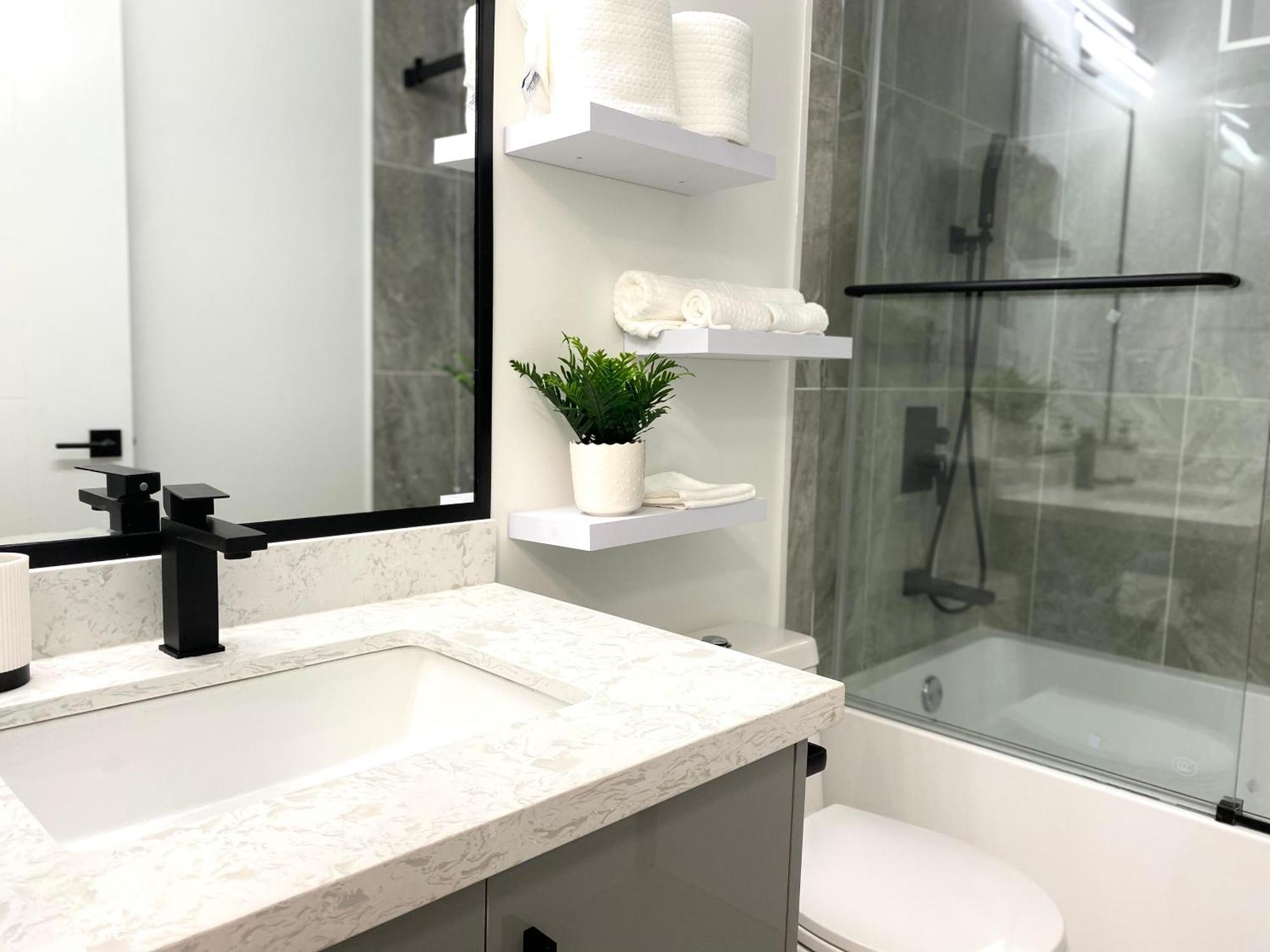 Modern And New House Near Pne With Big Garden And Free Parking Apartment Vancouver Bagian luar foto