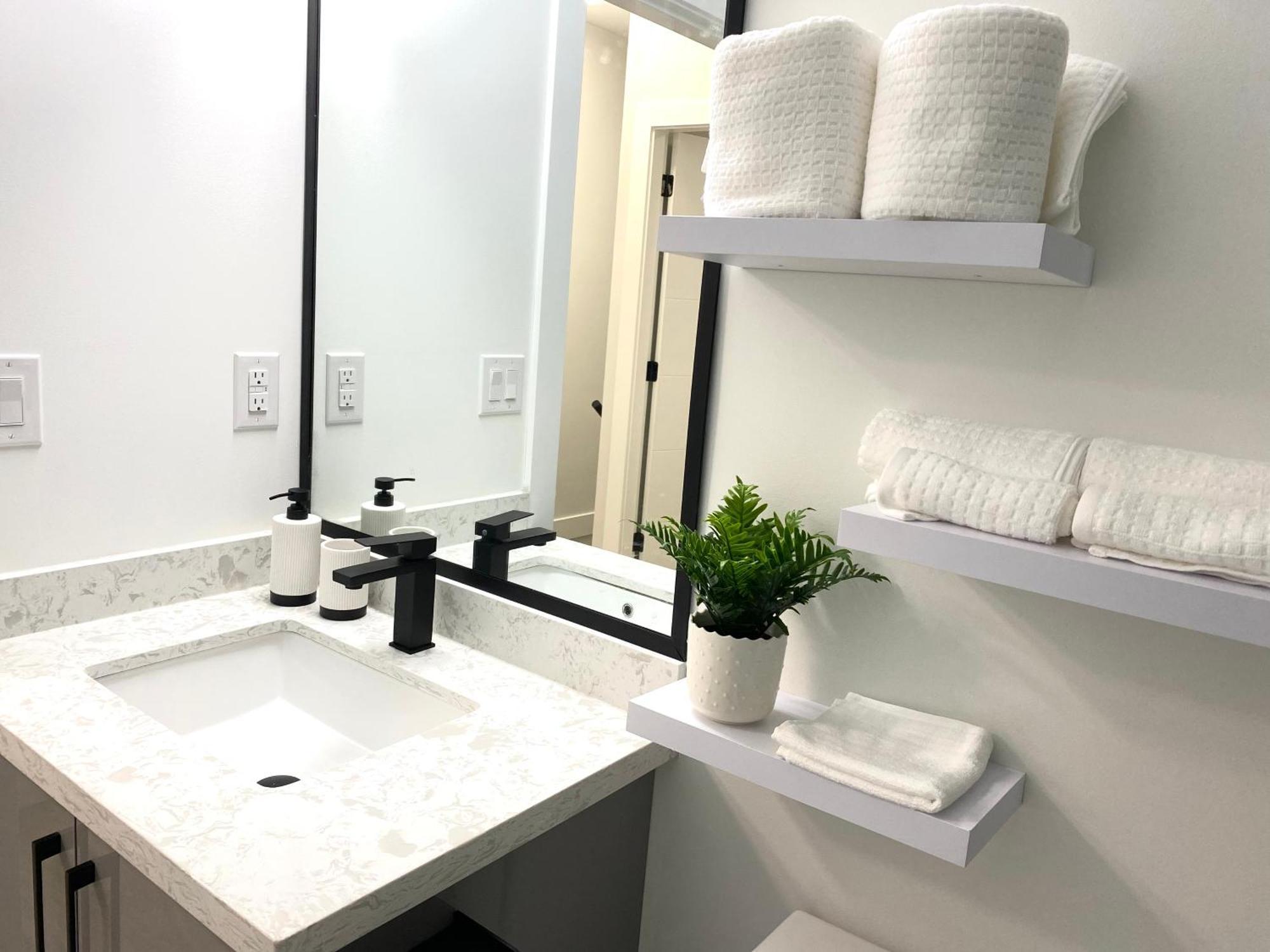 Modern And New House Near Pne With Big Garden And Free Parking Apartment Vancouver Bagian luar foto