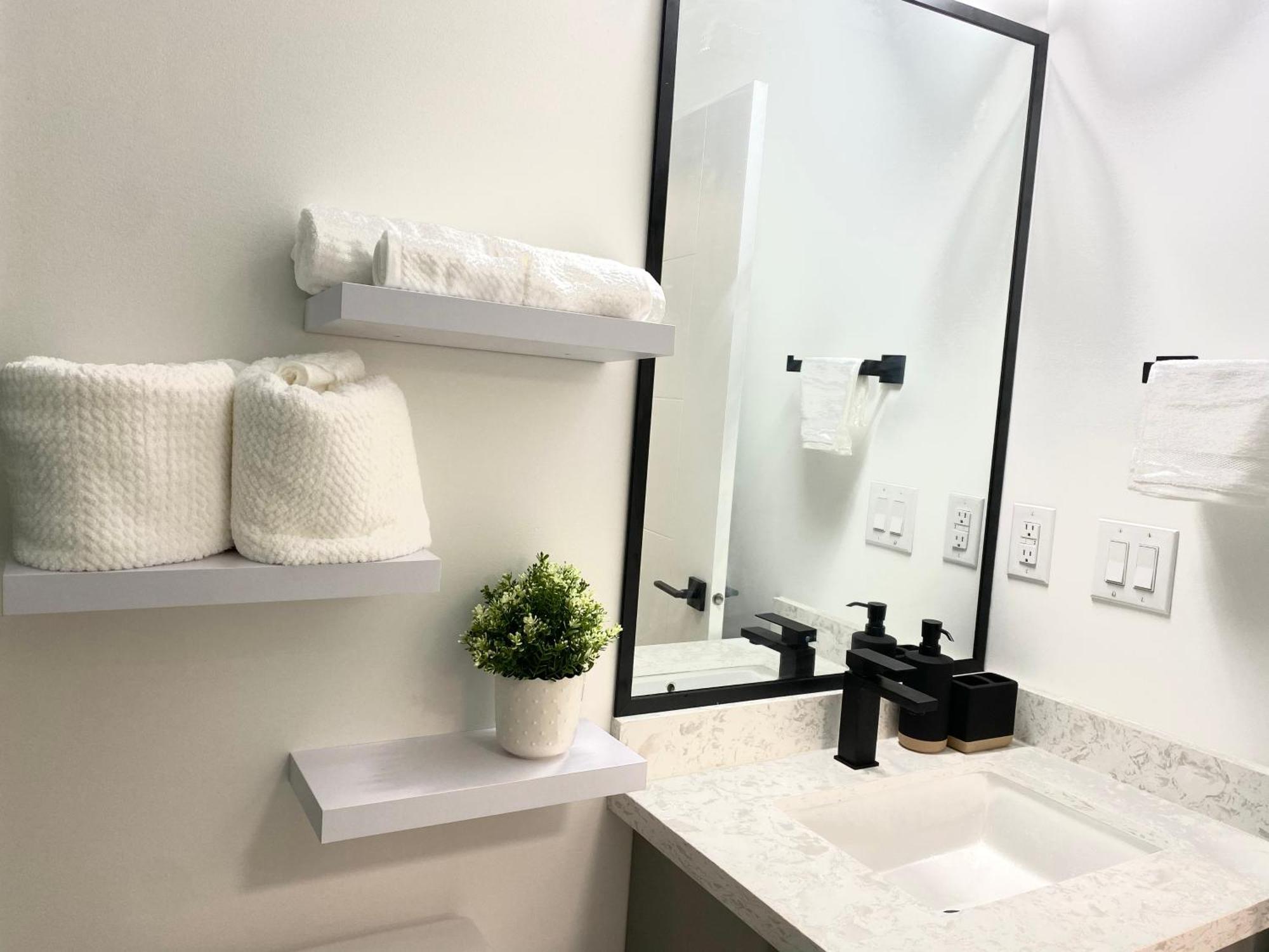 Modern And New House Near Pne With Big Garden And Free Parking Apartment Vancouver Bagian luar foto