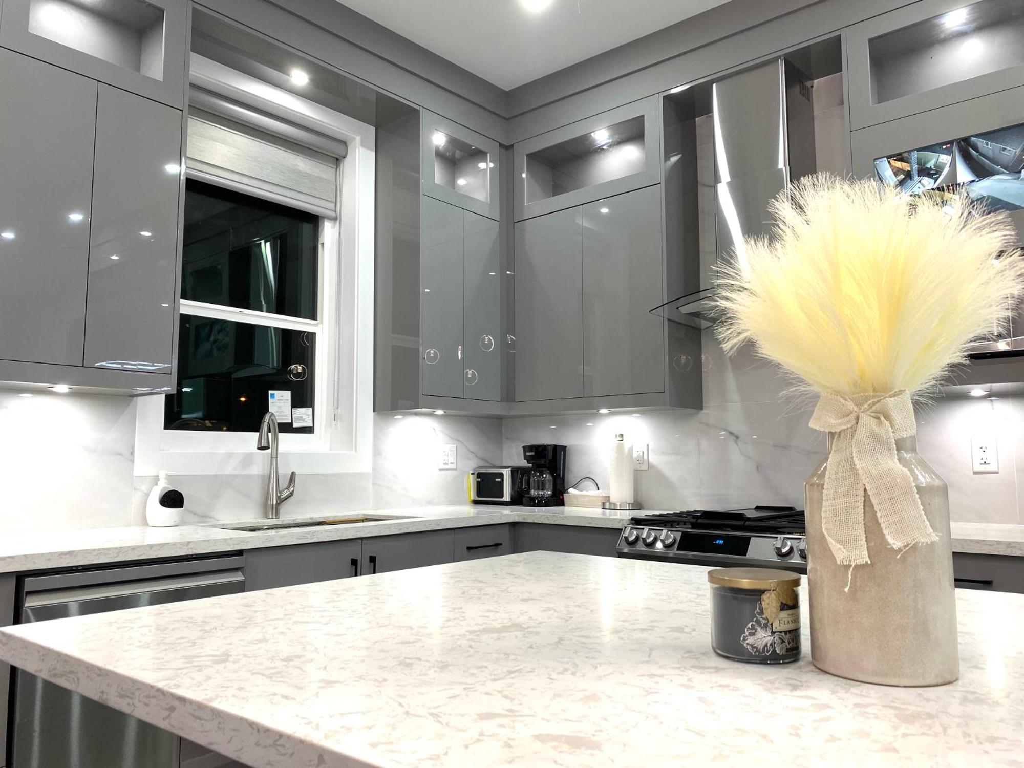 Modern And New House Near Pne With Big Garden And Free Parking Apartment Vancouver Bagian luar foto